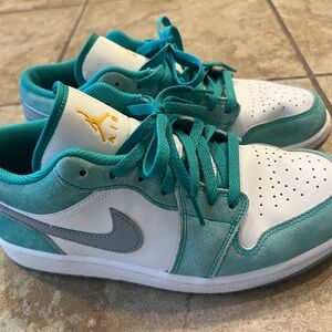 Air Jordan 1 Low - Sneakers in Teal, White & Gray with Gold Accent